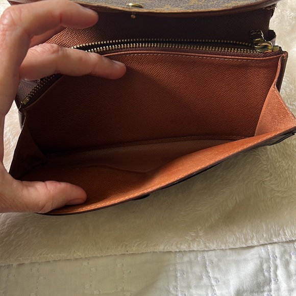 Authentic Louis Vuitton Sarah Wallet - pre-loved - Picture 14 of 16